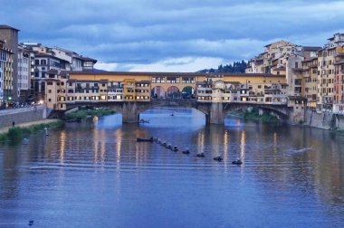 Ponte Vecchio Köprüsü'nde akşam