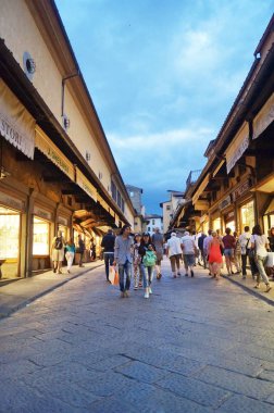 Ponte Vecchio Köprü'de akşam yürüyüş