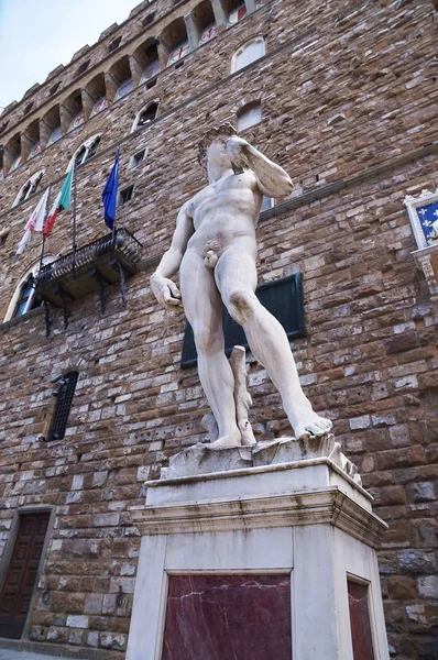 Copy of David of Michelangelo in front of Palazzo Vecchio — Stock Photo, Image