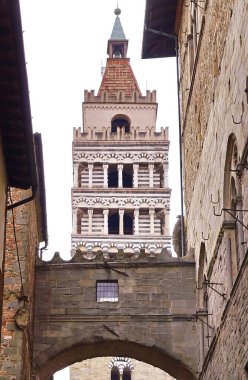 Saint Zeno Katedrali'ne çan kulesi