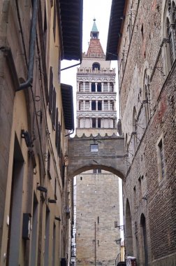 Saint Zeno Katedrali'ne çan kulesi