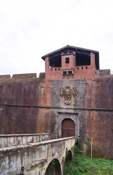Входная дверь крепости Санта-Барбара в Пистойе — стоковое фото