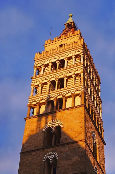 Klocktornet i den katedral av Saint Zeno vid solnedgången — Stockfoto