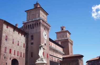 Este Kalesi ve Savonarola, Ferrara heykeli