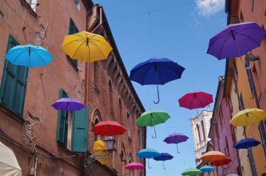 Giuseppe Mazzini şemsiye, Ferrara asma sokak