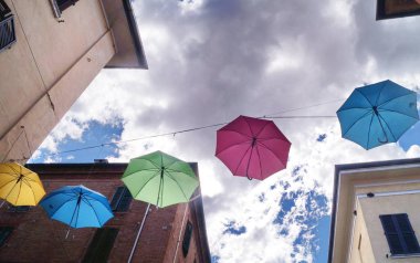 Giuseppe Mazzini şemsiye, Ferrara asma sokak