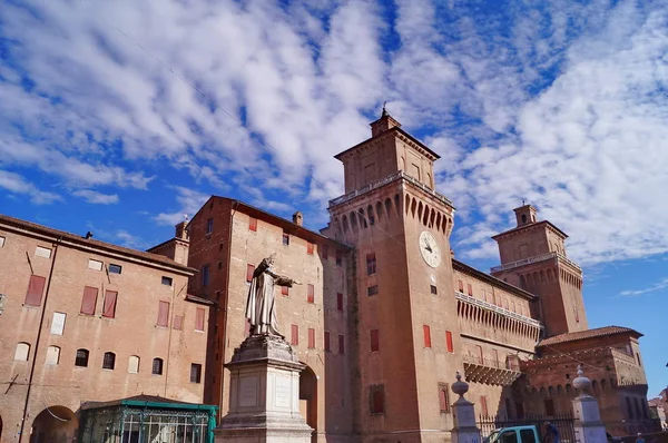 Este castelo e estátua de Savonarola, Ferrara — Fotografia de Stock