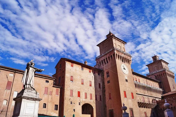 Este castle and statue of Savonarola, Ferrara — Stock Photo, Image