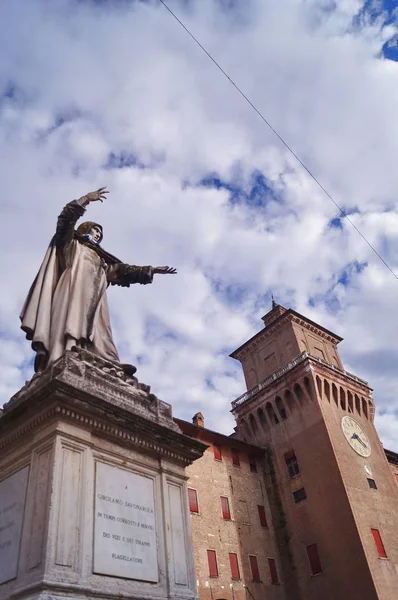 Castello Estense e statua di Savonarola, Ferrara — Foto Stock