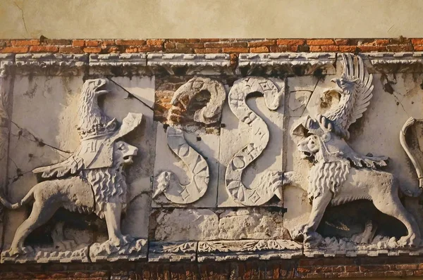 Flachrelief im Keller der Burg estense in ferrara — Stockfoto