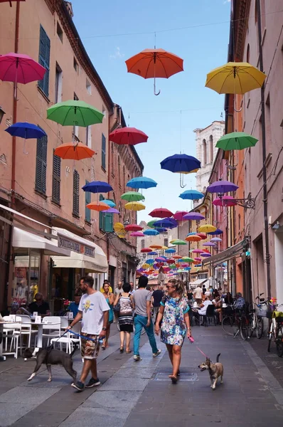 Giuseppe Mazzini calle con paraguas colgantes, Ferrara —  Fotos de Stock