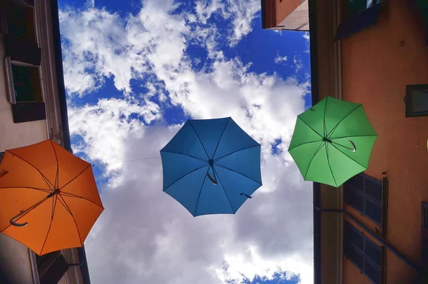 Via Giuseppe Mazzini con ombrelloni pensili, Ferrara — Foto Stock
