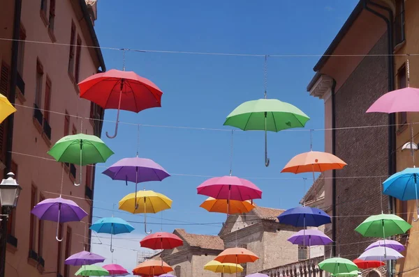 Giuseppe Mazzini calle con paraguas colgantes, Ferrara —  Fotos de Stock