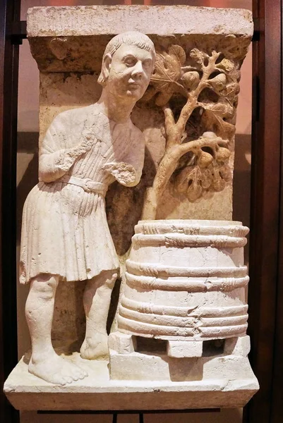 Starověké reliéf v muzeu katedrála Ferrara — Stock fotografie