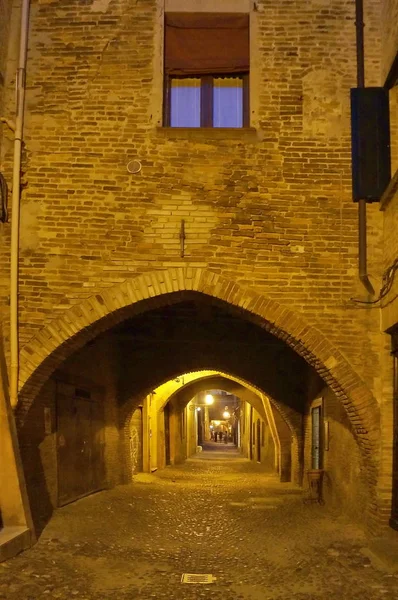 Via delle Volte ночью, Феррара — стоковое фото