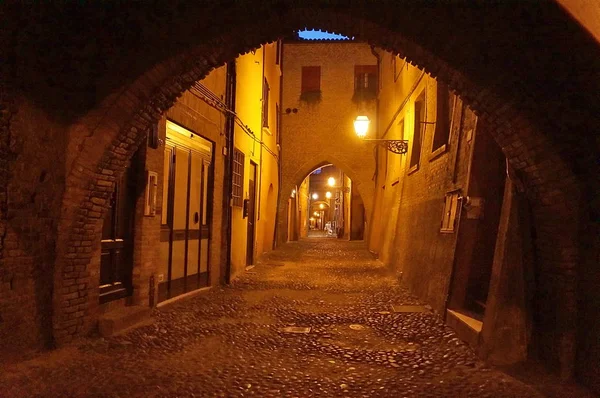 Via delle Volte at night, Ferrara — Stock Photo, Image