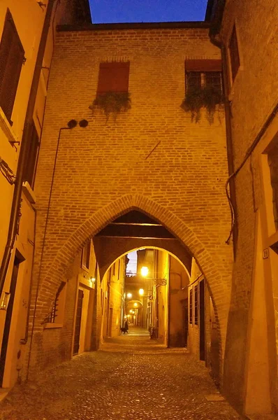 Via delle Volte la nuit, Ferrare — Photo