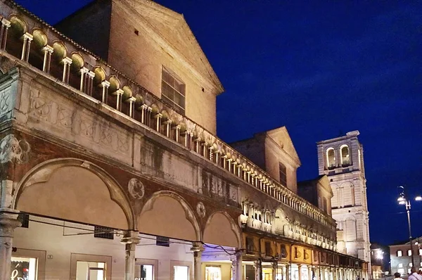 Detalle de la catedral de Ferrara por la noche — Foto de Stock