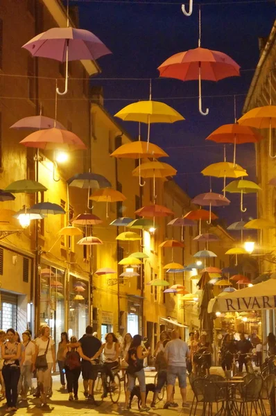 Calle Giuseppe Mazzini con sombrillas colgantes por la noche, Ferrara —  Fotos de Stock
