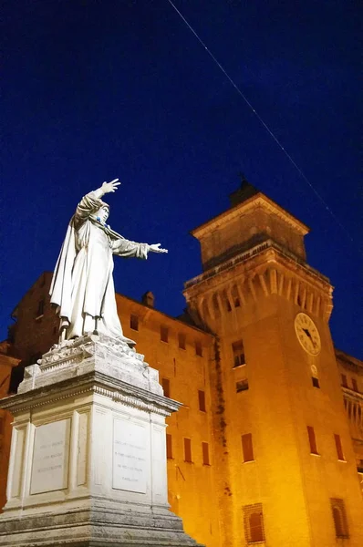 Este castle and statue of Savonarola at night, Ferrara — Stock Photo, Image