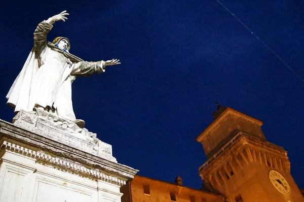 Este Kalesi ve Savonarola heykeli gece, Ferrara — Stok fotoğraf