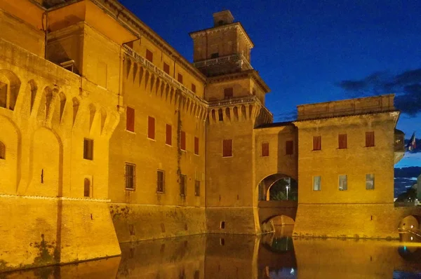 Este castillo por la noche, Ferrara — Foto de Stock