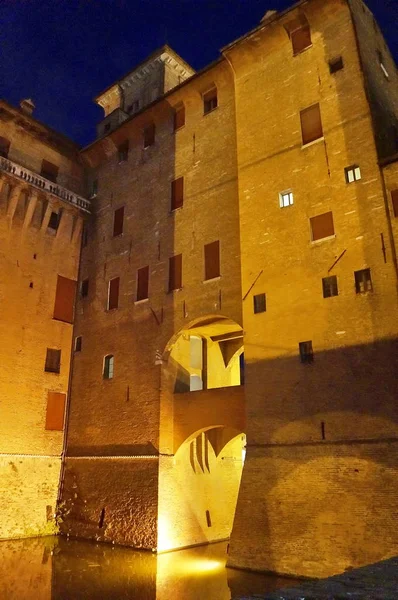 Este castillo por la noche, Ferrara — Foto de Stock