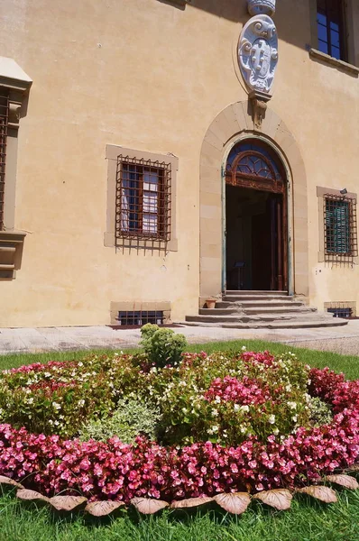 Entrance door of Villa Petraia