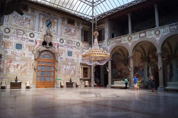 Patio cubierto con frescos villa Petraia —  Fotos de Stock