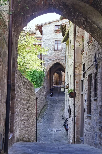 Typische straat in het centrum van Gubbio — Stockfoto