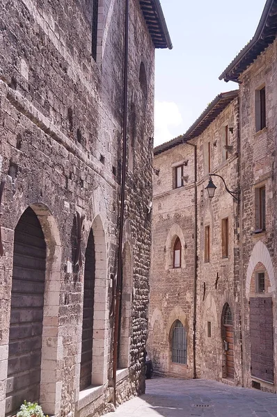 Rua típica no centro de Gubbio — Fotografia de Stock