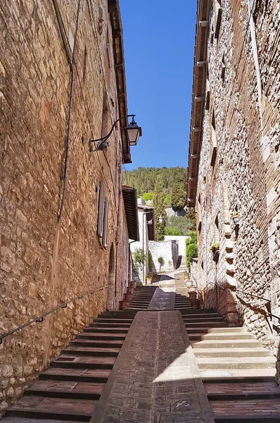 Rue typique dans le centre de Gubbio — Photo