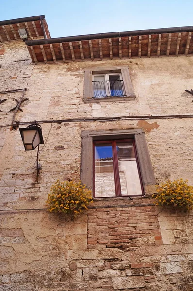 Facciata di un tipico palazzo nel centro di Gubbio — Foto Stock