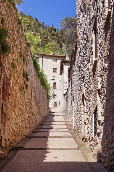 Típica calle en el centro de Gubbio — Foto de Stock