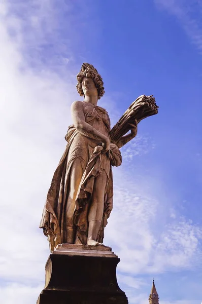 Zomer standbeeld op Santa Trinita brug, Florence — Stockfoto