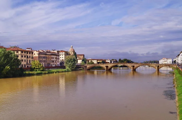 Der arno in florenz — Stockfoto