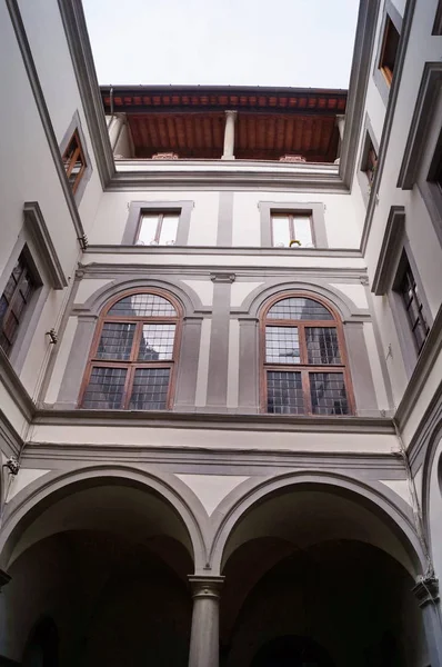 Innenhof eines antiken Palastes im Zentrum von Florenz — Stockfoto