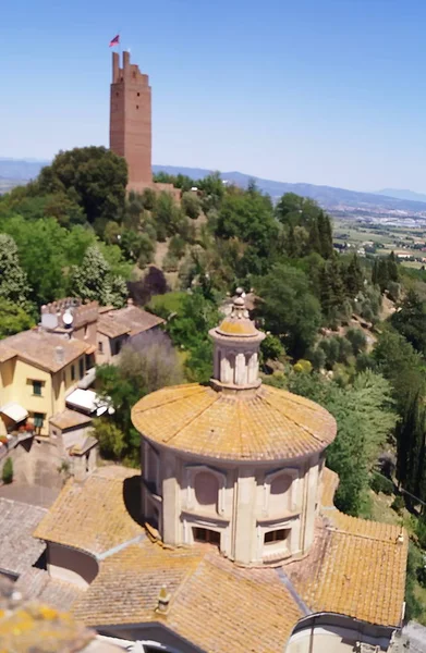 Dome of the church of the sacred crucifix and Fortress of Federico II, San Miniato — Stock Photo, Image