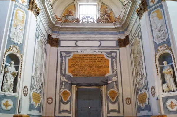 神圣的耶稣受难像，圣米尼亚托教会的内部 — 图库照片