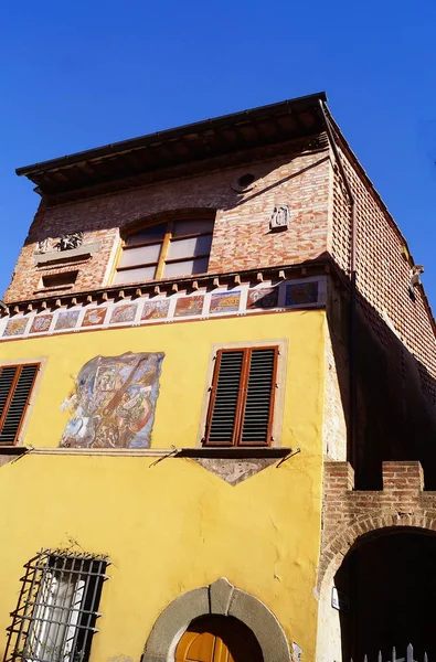 Typical building in Maioli street, San Miniato — Stock Photo, Image