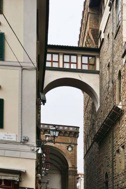 Floransa, İtalya, 2015 5 Aralık, Vasari Koridor ve sundurma dei Lanzi Neri Sokağı'ndan görünümü