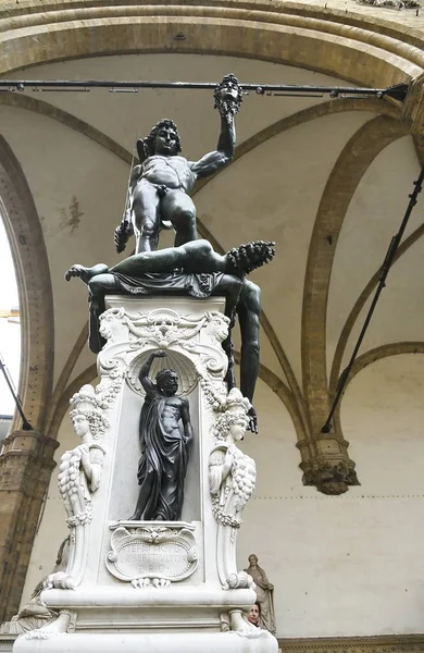 Perseus med huvudet av Medusa i Florens, Italyperseus, Loggia dei Lanzi Signoria fyrkantig med huvudet av Medusa i Loggia dei Lanzi, Signoria fyrkantig, Florens — Stockfoto