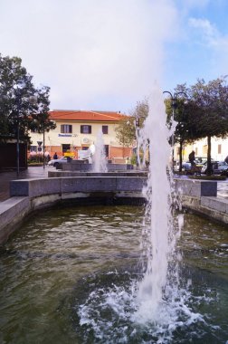 Çeşme önünde Montevarchi tren istasyonu, Toskana, İtalya