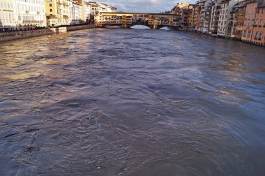 İtalya, Floransa 'daki Arno nehri.