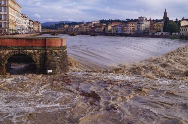 İtalya, Floransa 'daki Arno nehri.