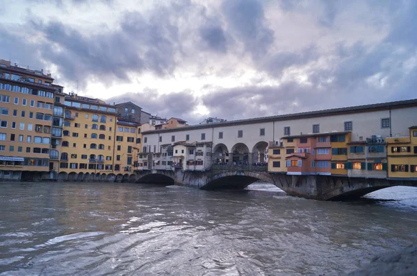 フィレンツェ イタリアの腫れ川アルノ — ストック写真
