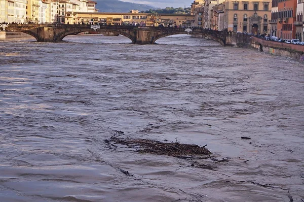 Hinchado Río Arno Florencia Italia — Foto de Stock