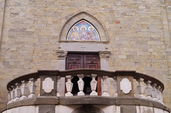 Деталь Фасада Коллегиального Приората Святых Стефана Никколао Пессия Тоскана Италия — стоковое фото