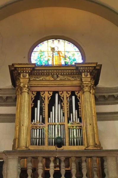 Трубный Орган Внутри Коллегиального Приората Святых Стефана Никколао Пеша Тоскана — стоковое фото