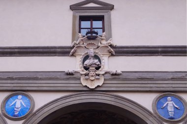 İtalya, Floransa 'daki Masum Piazza Santissima Annunziata Enstitüsü' nün cephesinin ayrıntıları